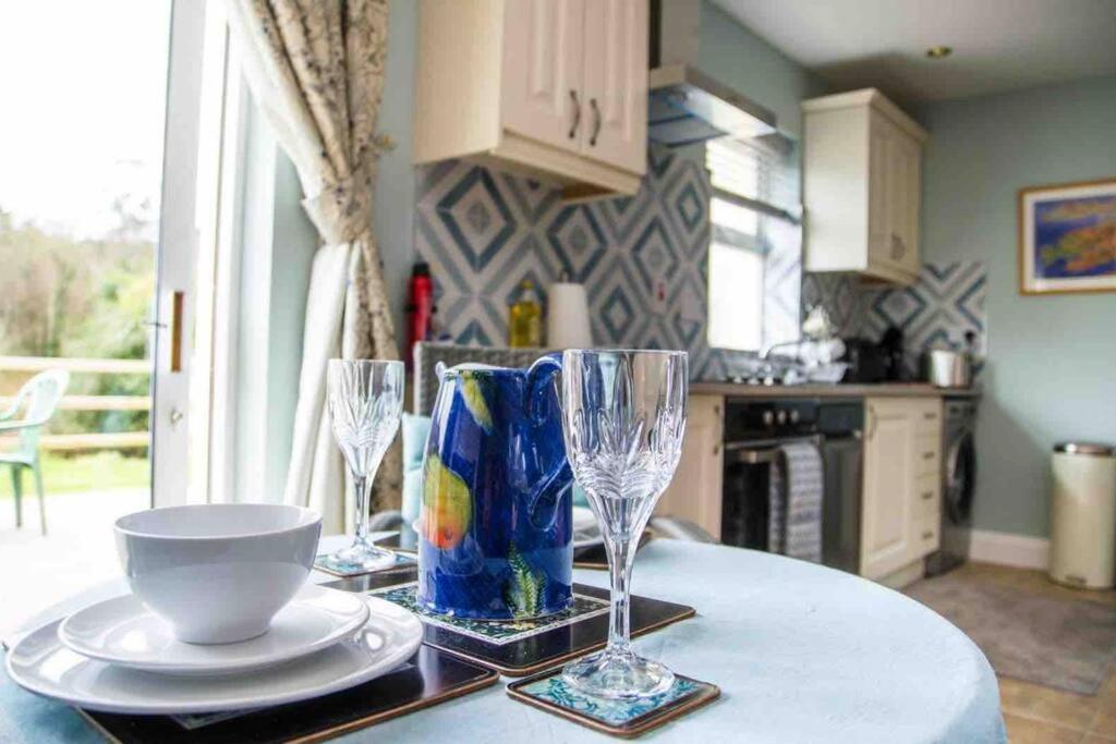 קנמארה Kingfisher Riverside Retreat מראה חיצוני תמונה