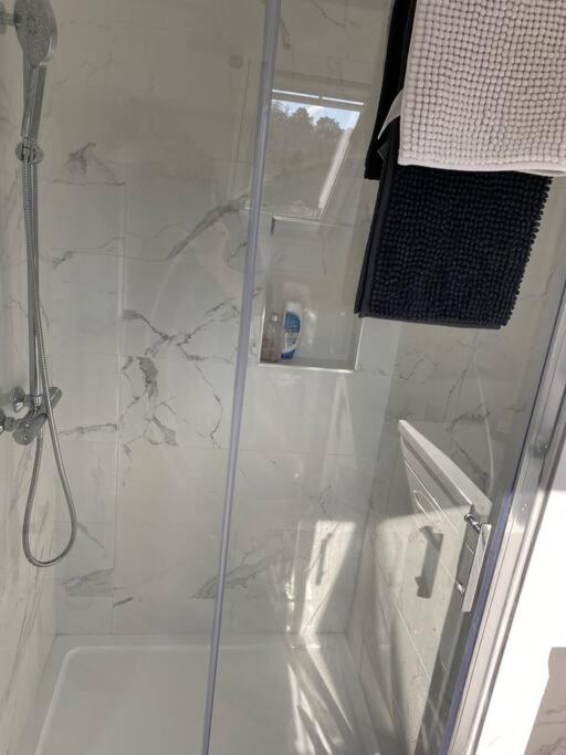 קנמארה Kingfisher Riverside Retreat מראה חיצוני תמונה